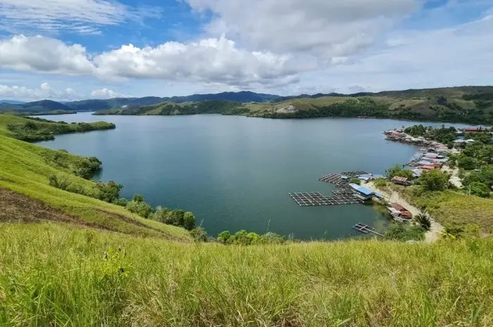 Lake Sentani, a Natural Tourist Attraction With Stunning Panoramas in Papua